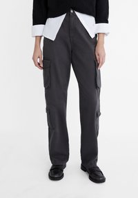 Stradivarius ADJUSTABLE WAIST - Hlačami s stranskimi žepi - dark grey