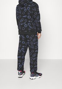 Karl Kani Jersey con capucha - black