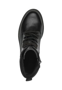 Bottine en cuir noir avec embout arrondi, lacet texturé sombre et doublure intérieure. Dotée d'une fermeture éclair sur le côté pour un accès facile.
