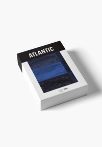 Opakowanie pudełkowe oznaczone "ATLANTIC", prezentujące niebieskie i ciemnoniebieskie teksturowane przedmioty w środku. Posiada przezroczyste okno i minimalistyczny design.