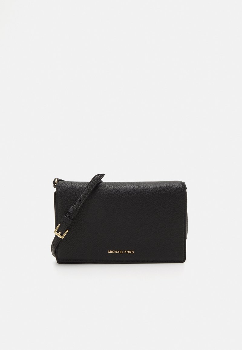 Sac à main en cuir noir avec une finition texturée, doté d'une bandoulière détachable et d'un accent en logo doré. Forme rectangulaire compacte.