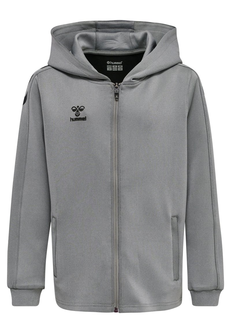 Grauer Reißverschluss-Hoodie aus weichem Material, mit einer großen Kapuze, zwei seitlichen Taschen und schwarzem Logo auf der Brust. Schlichte Gestaltung mit eng anliegenden Bündchen.
