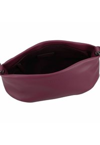 Sac en cuir bordeaux avec un design souple et non structuré ; il dispose d'un dessus ouvert et d'une petite poche zippée intérieure. Détail de logo embossé subtil.