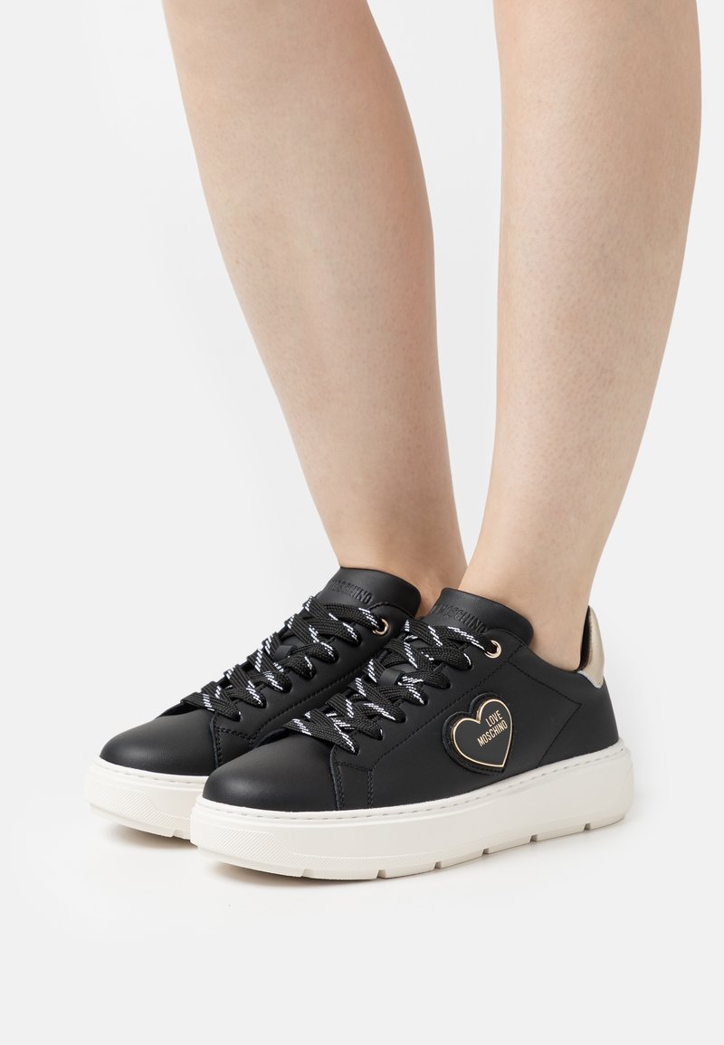 basket femme moschino