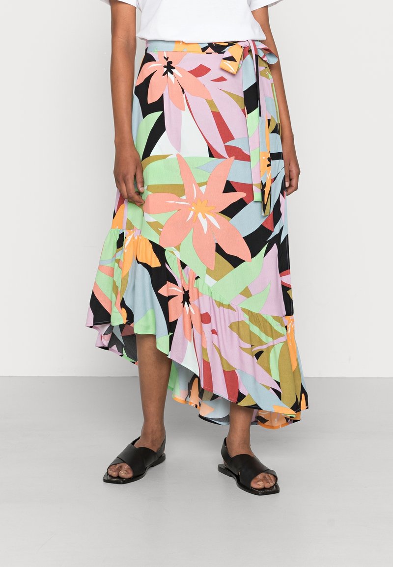 Meisjesrok met bloemenprint in meerdere kleuren en een asymmetrische zoom, gemaakt van lichtgewicht stof. Heeft een gestrikt tailleband en ruches.