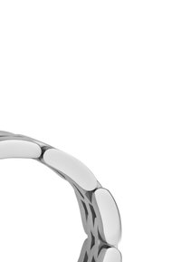 Pulsera de plata con eslabones ovalados de acabado pulido, alternando con secciones de cadena texturizada, creando un diseño moderno.