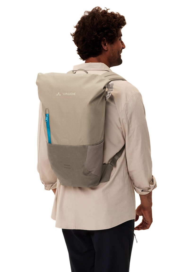 Grau polyester Rucksack mit Roll-Top-Design, blauer Reißverschluss-Tasche und strapazierfähigem unteren Panel. Verfügt über verstellbare Riemen und ein minimales Logo.