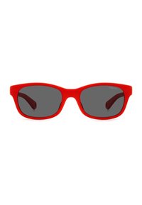 Occhiali da sole in plastica rossa con una finitura liscia, forma rettangolare e lenti grigio scuro. Presentano tempie sottili e un design minimalista.