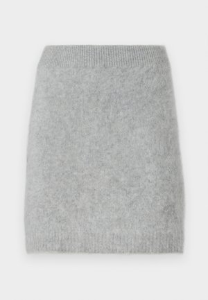 Grå strikket miniskjørt med en myk, lodden tekstur, med en ribbestrikket midje og en rett silhuett. Ingen mønstre eller detaljer med metall er synlige.