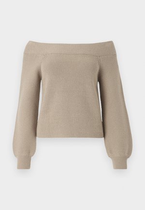 Beżowy sweter robiony na drutach, odkrywający ramiona, z prążkowaną fakturą, długimi balonowymi rękawami i dopasowanym krojem. Gładka tkanina, casualowy fason.