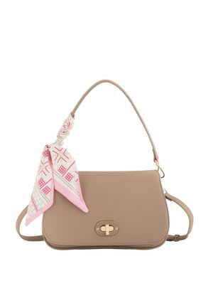 Bolso de mano de cuero topo con asa superior y correa de hombro desmontable, con cierre de broche dorado y un pañuelo rosa con estampado atado al asa.