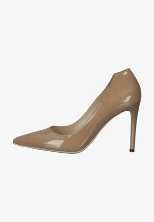 Beige Lackleder-Pumps mit hohem Absatz, spitz zulaufender Zehenpartie und glatter Oberfläche, die eine schlanke Silhouette und einen dünnen Stiletto-Absatz aufweisen.