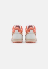 Sneaker alte con una combinazione di colori bianco e pesca, materiale sintetico, colletto imbottito e suola in gomma texturizzata.