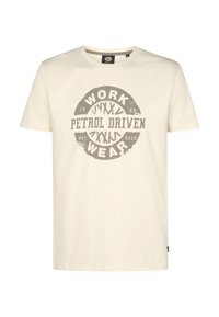 Svetlo béžové bavlnené tričko s okrúhlym výstrihom, ktoré obsahuje grafický potlač v sivej farbe s nápisom "WORK PETROL DRIVEN WEAR" a ďalšie detaily.