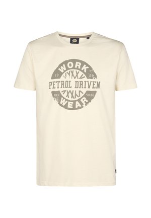 Világos bézs pamut póló kerek nyakkal, amelyen egy szürke grafikus nyomtatás található, ami a "WORK PETROL DRIVEN WEAR" feliratot és további részleteket tartalmaz.