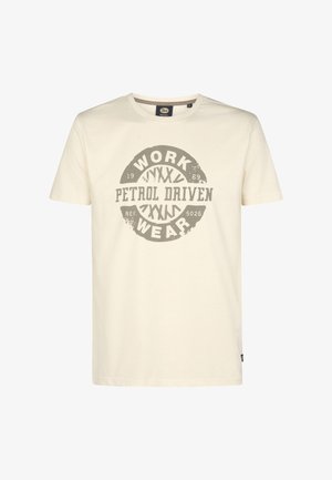 Világos bézs pamut póló kerek nyakkal, amelyen egy szürke grafikus nyomtatás található, ami a "WORK PETROL DRIVEN WEAR" feliratot és további részleteket tartalmaz.