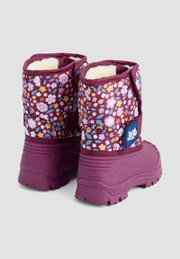 Lila téli csizmák virágmintával, rózsaszín, sárga és kék kiegészítőkkel. Bélés fleece anyagból készült, texturált gumitalppal a jobb tapadás érdekében.