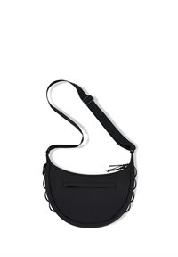 Borsa a tracolla nera in tessuto con forma curva, dotata di una tasca con zip sul davanti, cintura regolabile e dettagli testurizzati lungo il bordo.