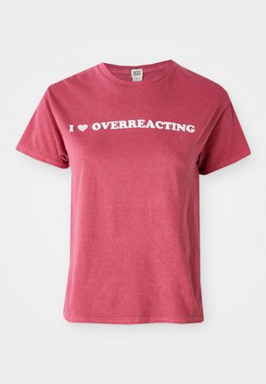 I LOVE OVERREACTING RELAXED - Print T-shirt - red