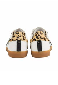Baskets blanches avec un panneau en imprimé léopard sur le talon, présentant une bande noire, une semelle beige et un dessus texturé.