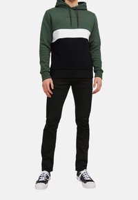 Sudadera con capucha con bloques de color verde, blanco y negro; material de mezcla de algodón; incluye capucha con cordón y puños acanalados.