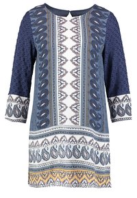 Blå mönstrad tunika med trekvartsärmar, med texturerad tyg, paisley-mönster och rund halsringning.