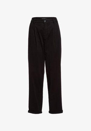 Schwarze Baumwollhose mit lockerer Passform, mit frontalen Falten, Knopfverschluss und umgeschlagenen Bündchen. Glatte Textur, keine sichtbaren Muster.