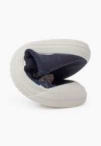 Balti šlepetės su lanksčia tamsiai mėlyna medžiaga, pilku pamušalu ir gėlių raštu viduje. Lengvas, apvalus dizainas, užtikrinantis patogumą.