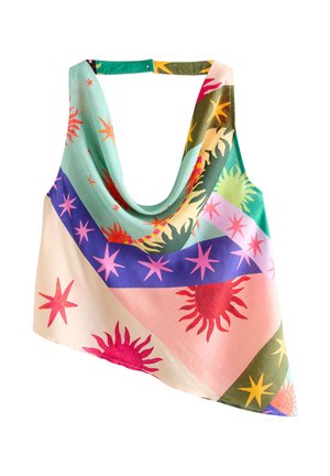 Sac fourre-tout en tissu coloré avec des motifs de soleil et d’étoiles en rose, rouge, jaune, bleu, vert et tons pêche, avec une large anse ouverte.