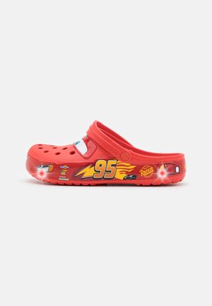 Crocs LIGHTNING MCQUEEN CROCBAND UNISEX - Sabots - red