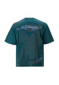 Grøn bomulds t-shirt med et stort Ed Hardy grafiktryk i lilla på ryggen, korte ærmer og rund halsudskæring.
