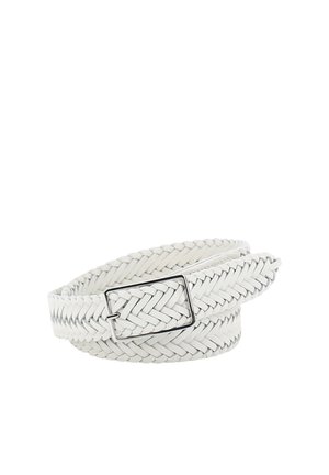 Weißer geflochtener Ledergürtel mit rechteckiger silberner Schnalle, aufgerollt vor weißem Hintergrund.