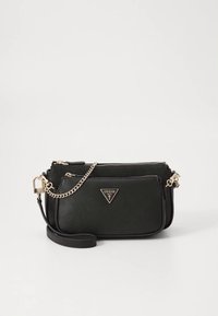 Mala de ombro preta sintética com superfície texturizada, compartimentos duplos, ferragens douradas e alça de corrente destacável. Logótipo triangular na frente.