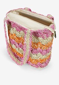 Bolso tote tejido con patrones en rosa, naranja y crema; cuenta con un interior color crema y un compartimento con cremallera; incluye asas para llevar al hombro.