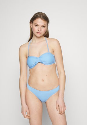 Conjunto de biquíni azul claro com um top bandeau com detalhe torcido e alças finas, combinado com cuecas de cintura baixa, tecido texturizado.