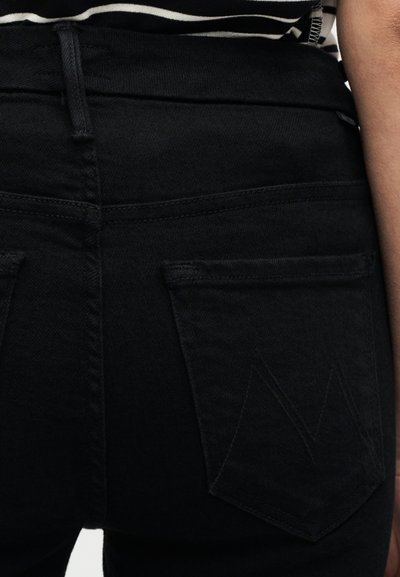 Μαύρο τζιν παντελόνι με μέση μέτριου ύψους, που διαθέτει δύο πίσω τσέπες και διακριτικές ραφές. Λείο υλικό με εφαρμοστή σχεδίαση.