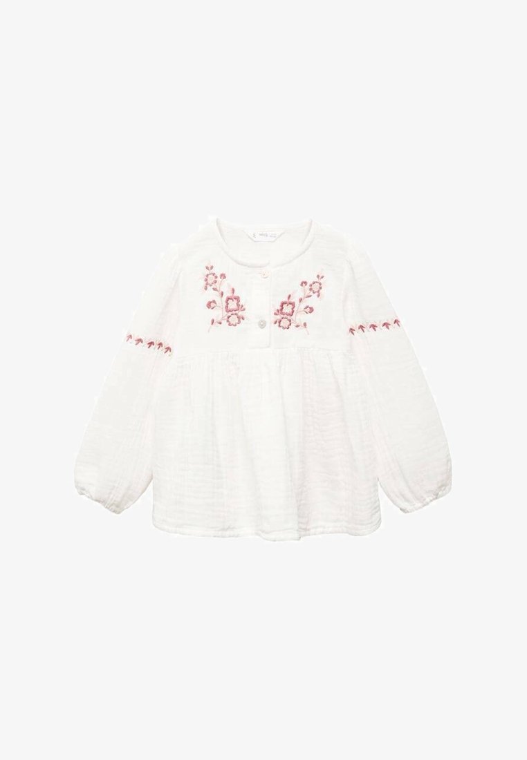 Blouse blanche à manches longues avec col rond, boutons sur le devant et broderie florale rose sur la poitrine et les manches.