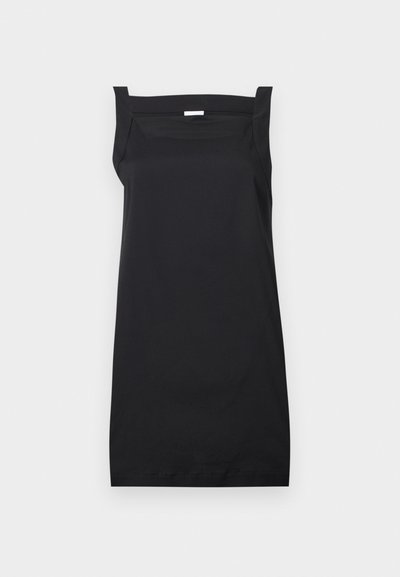 Robe noire sans manches longueur genou avec un large décolleté carré et des bretelles épaisses sur fond blanc.
