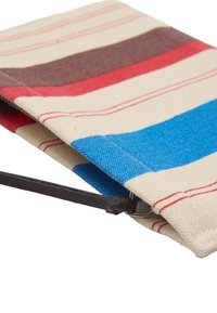Kanvasowa torebka na ramię w wielokolorowe paski w odcieniach czerwieni, niebieskiego i brązu. Wyposażona w skórzany pasek oraz widoczne szwy wzdłuż krawędzi.