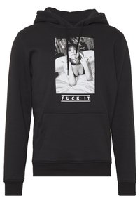 Černá mikina s kapucí, na které je na přední straně velký monochromatický grafický motiv s textem "FUCK IT" níže. Má klokaní kapsu a kapuci se šňůrkami.