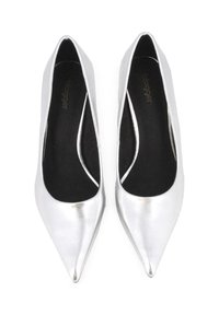 Bailarinas plateadas con puntera puntiaguda y acabado metálico, plantillas negras y un diseño elegante, que cuentan con una textura suave y acentos mínimos.