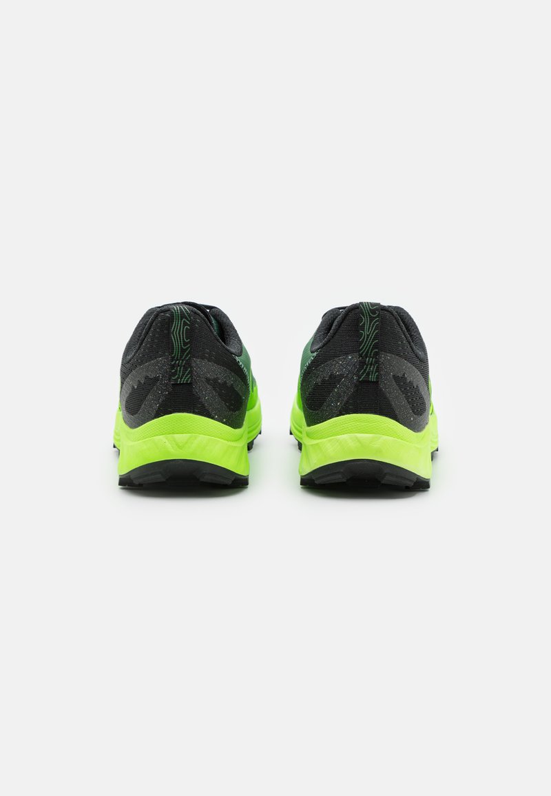 Zapatillas deportivas negras y verde neón con un acabado texturizado, que cuentan con una suela acolchada y un patrón único a lo largo de los lados y la parte posterior.