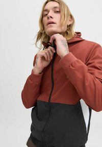 Jack & Jones JJERUSH HOOD - Träningsjacka - burnt henna