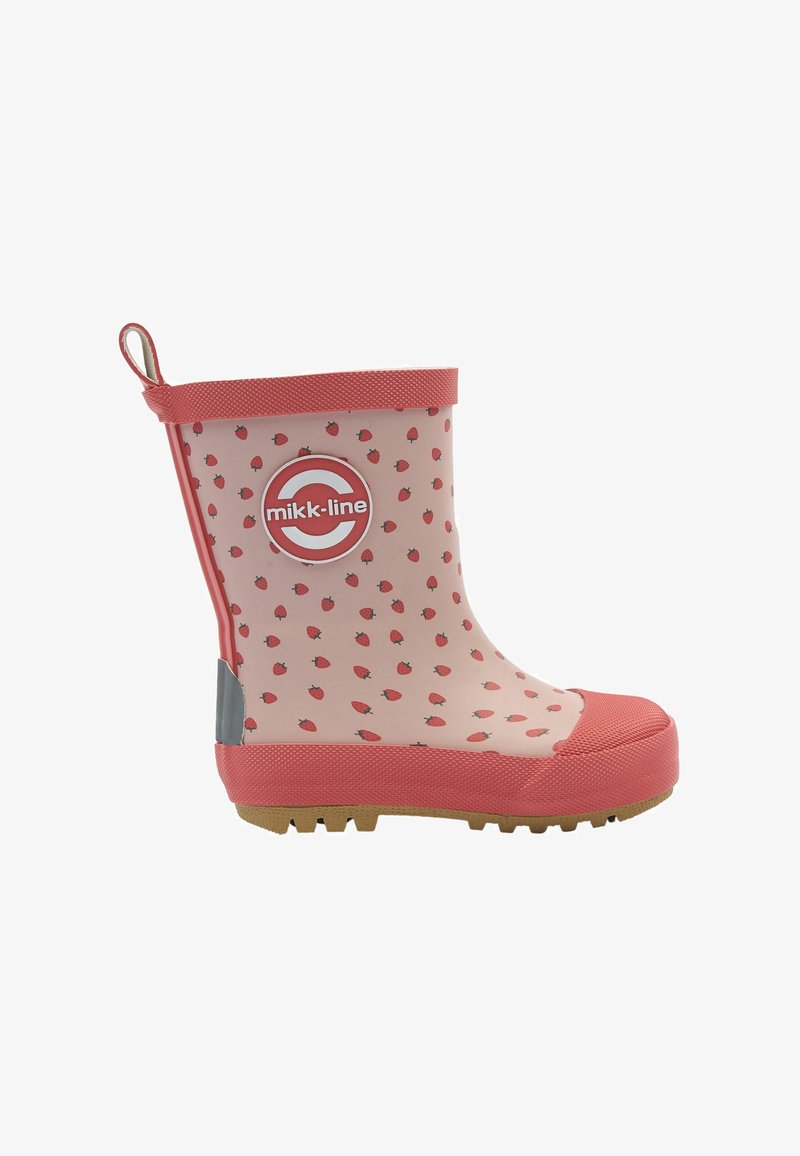 Botte de pluie en caoutchouc rose avec une semelle rouge, présentant un motif de fraises, une surface texturée et un talon arrière gris. Logo Mikk-line sur le côté.