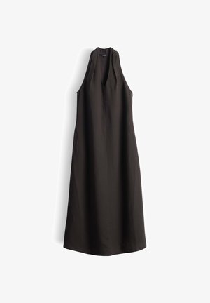 Robe midi noire sans manches avec un profond décolleté en V et une silhouette trapèze, suspendue à plat sur un fond blanc.