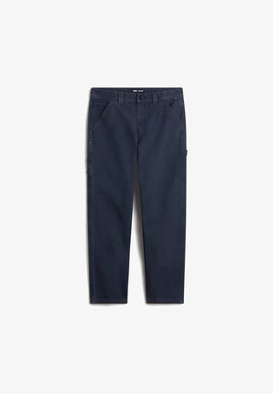 Pantalon bleu marine à jambes droites avec poches avant, passants de ceinture et fermeture par bouton, posé à plat sur fond blanc.