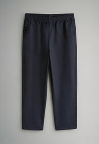 Pantalones azul marino, ligeros, con cintura elástica, dos bolsillos laterales y diseño de pierna recta, textura suave y sin patrones visibles.