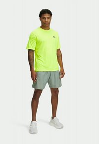 Under Armour TECH WOVEN WORDMARK - Sporta šorti - silica green