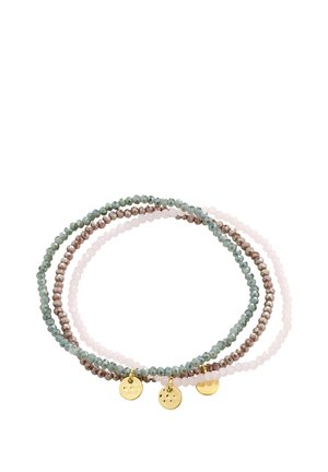 Trois bracelets extensibles avec de petites perles facettées en vert, marron et rose clair, chacun doté d'un petit pendentif rond en or.