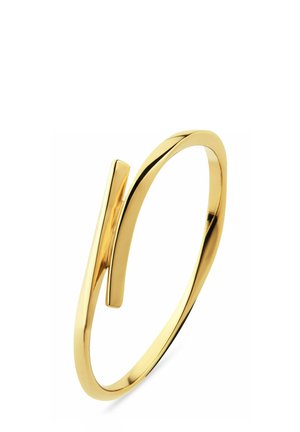 Guldfarvet metalarmbånd med et glat, buet design, der har en vinkelret accent i den ene ende, hvilket skaber et åbent udseende.